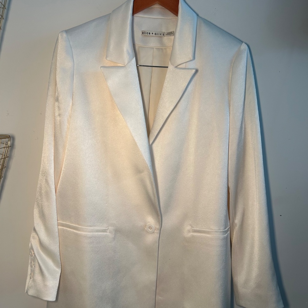 Alice & Olivia Size:8 ivory suit jacket